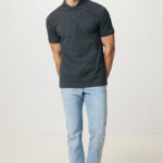 Homme portant polo gris et jean clair