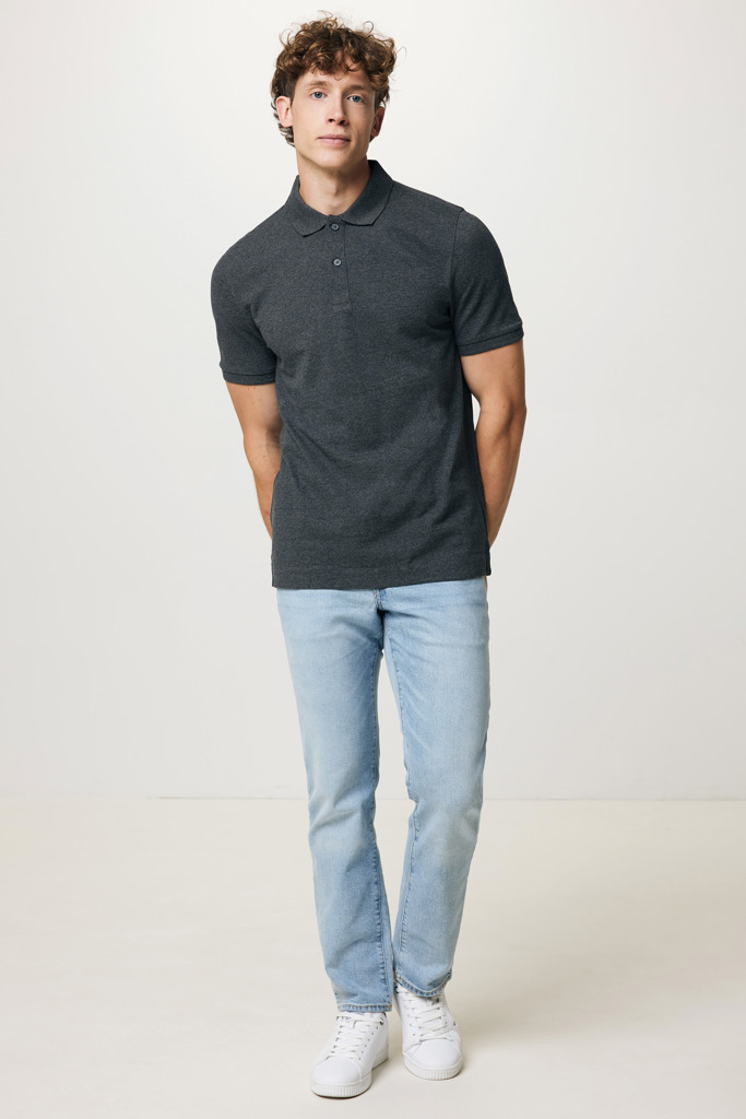 Homme portant polo gris et jean clair