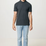 Homme portant polo gris et jean clair