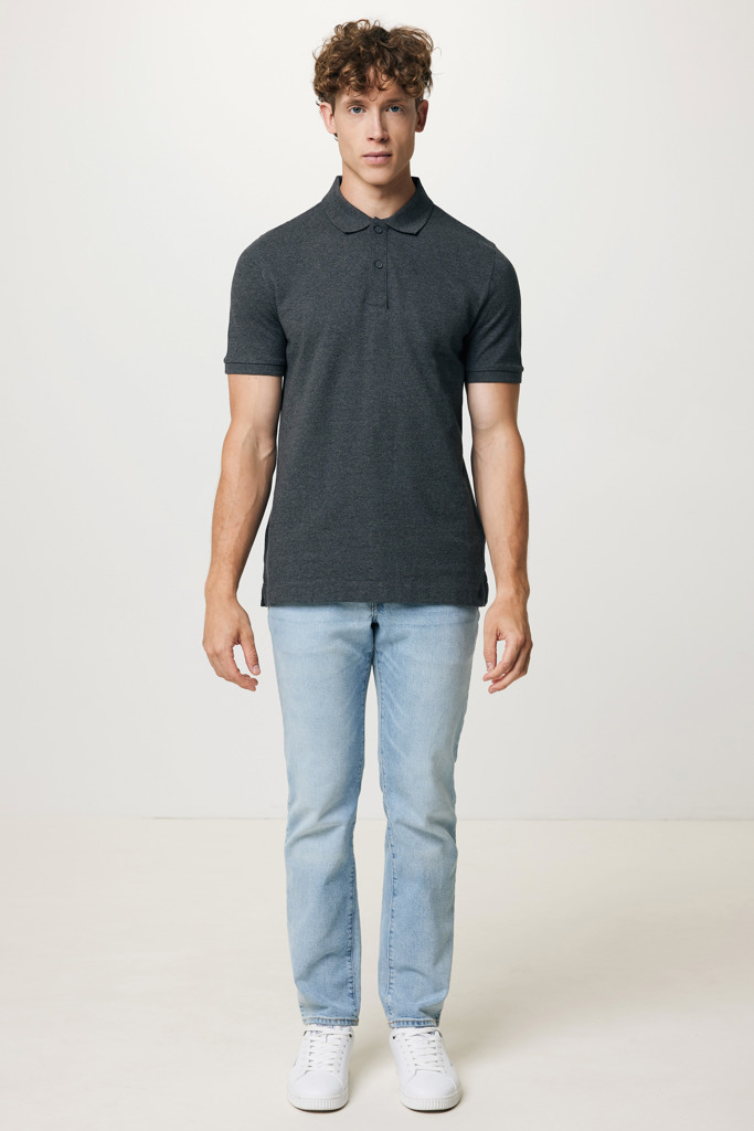 Homme portant polo gris et jean clair
