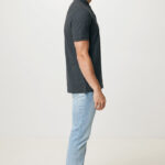 Homme portant polo gris et jean clair