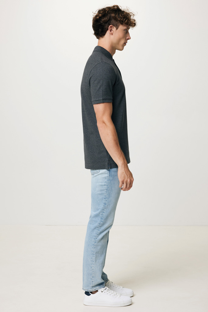Homme portant polo gris et jean clair