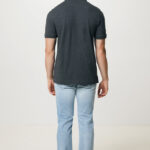Homme portant un polo gris et un jean clair