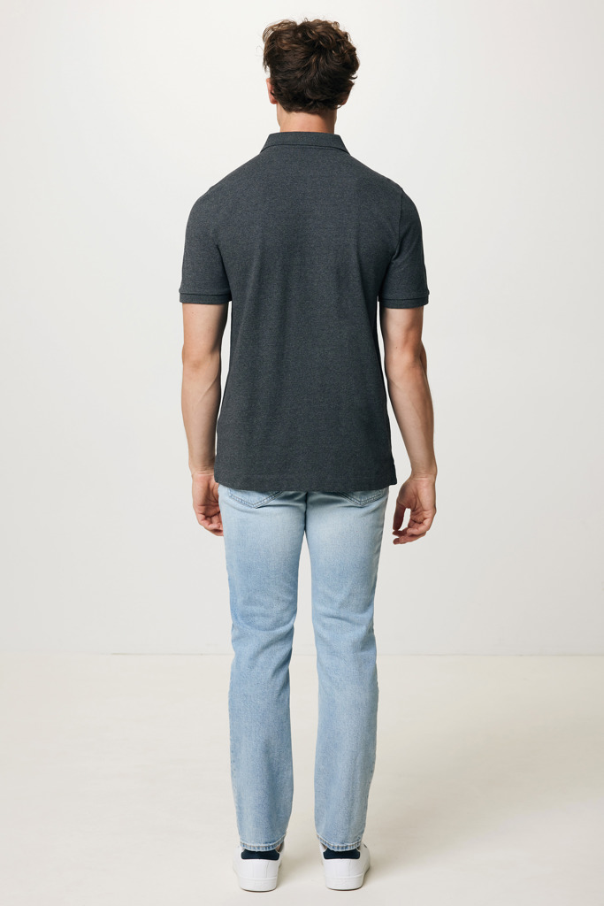 Homme portant un polo gris et un jean clair