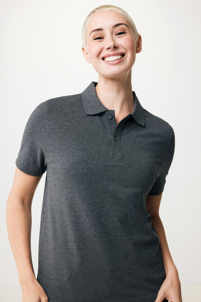 Personne souriante portant un polo gris foncé