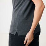 Personne portant un t-shirt gris et jean noir