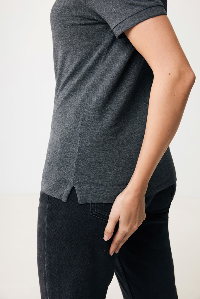 Personne portant un t-shirt gris et jean noir