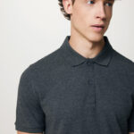 Homme portant un polo gris foncé.