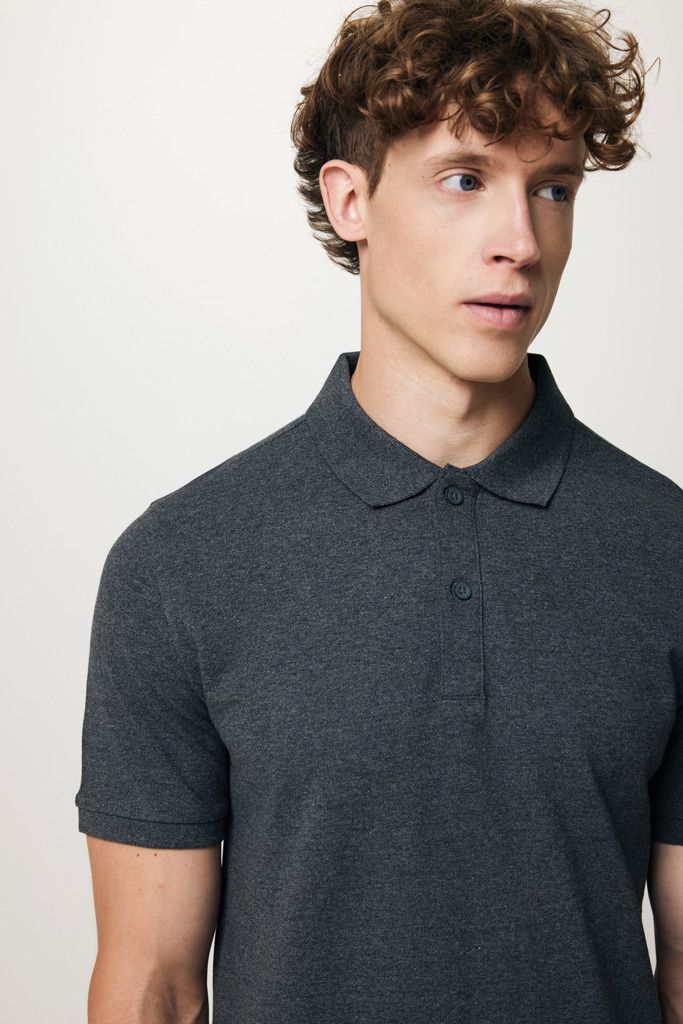 Homme portant un polo gris foncé.