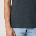 Homme portant t-shirt gris et jean clair