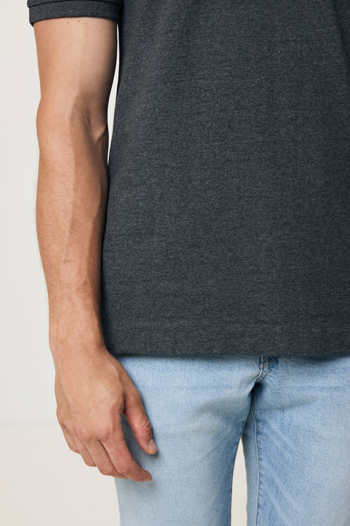 Homme portant t-shirt gris et jean clair