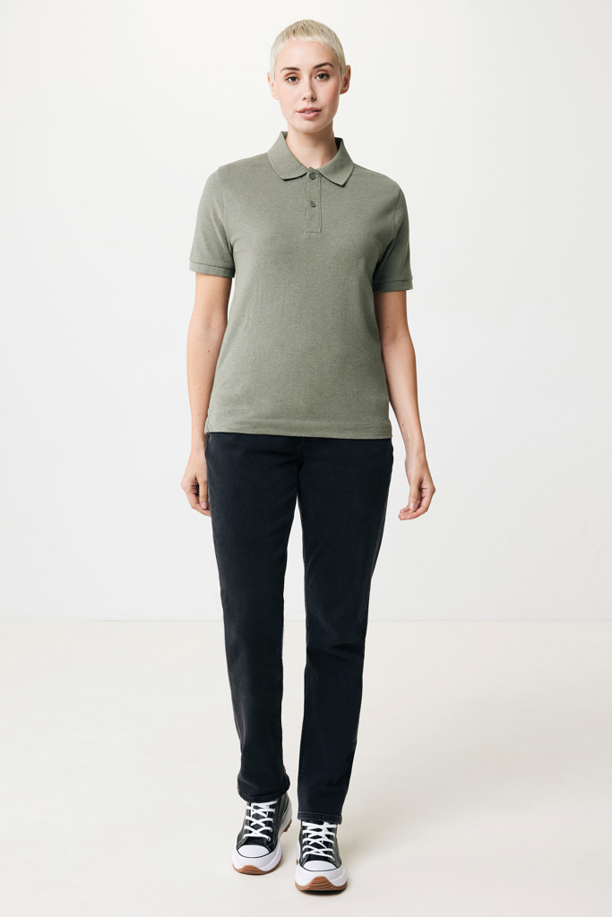 Personne portant un polo vert et un jean noir