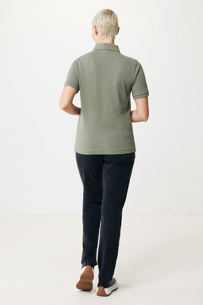 Personne portant un polo vert vue de dos