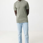 Homme portant polo vert et jean clair