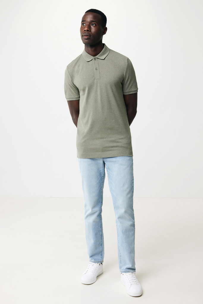 Homme portant polo vert et jean clair
