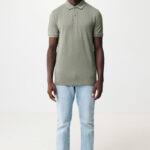 Homme portant un polo vert et jean clair