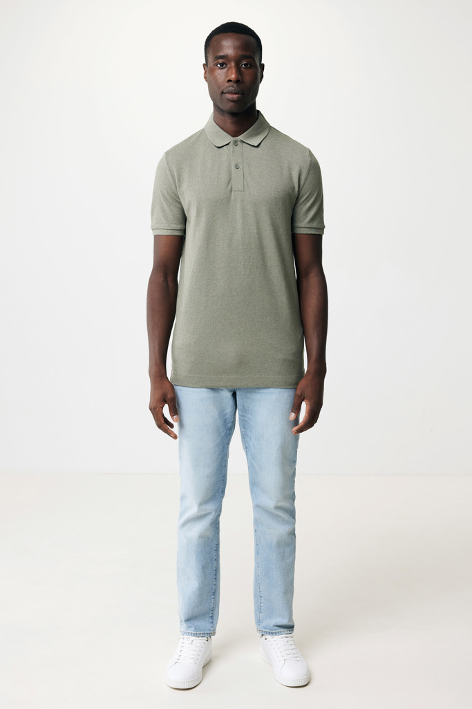 Homme portant un polo vert et jean clair