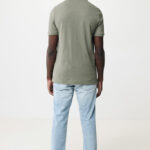 Homme portant un polo vert et jean clair