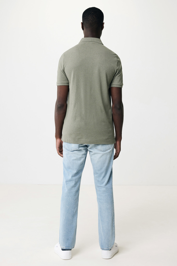 Homme portant un polo vert et jean clair
