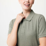 Personne portant un polo vert clair souriant