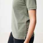 Femme portant un polo vert et un jean noir