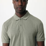Homme portant un polo vert clair