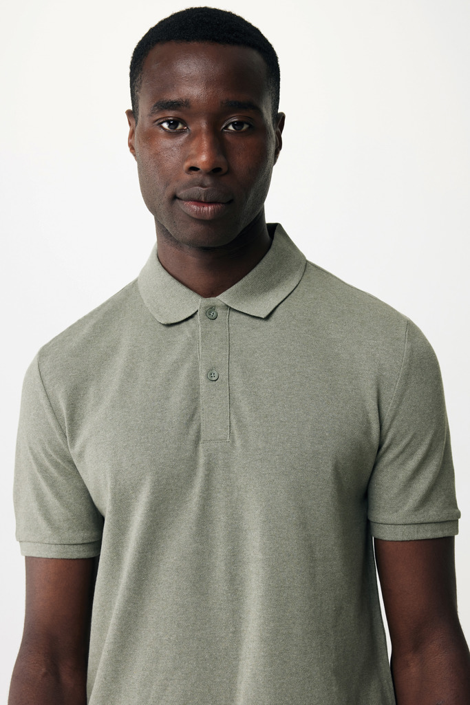 Homme portant un polo vert clair