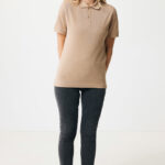 Femme portant polo beige et jean noir