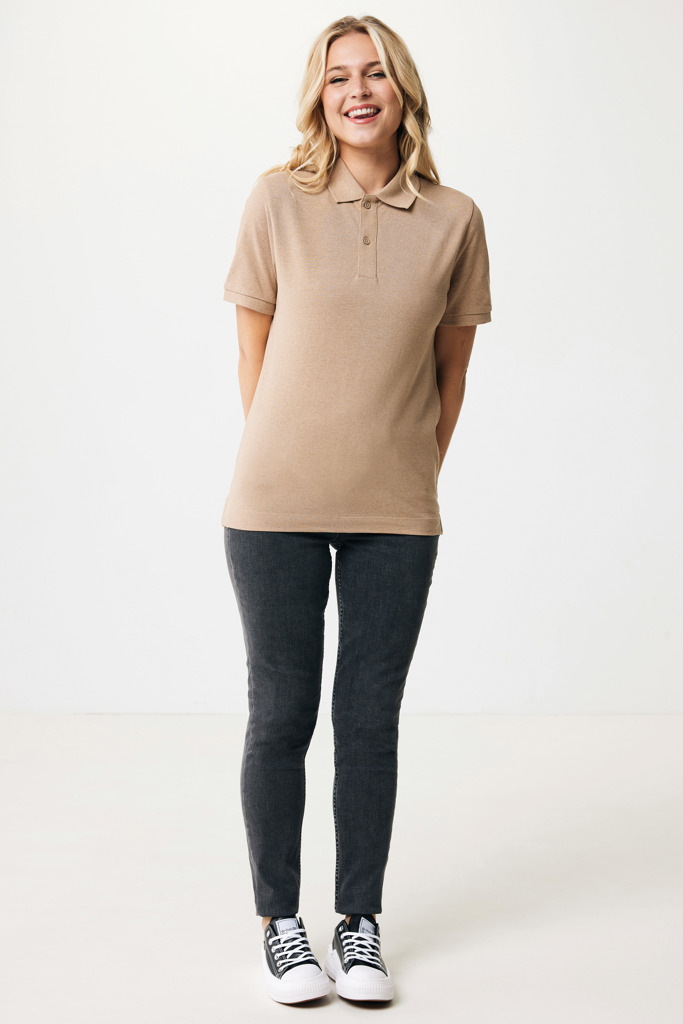 Femme portant polo beige et jean noir