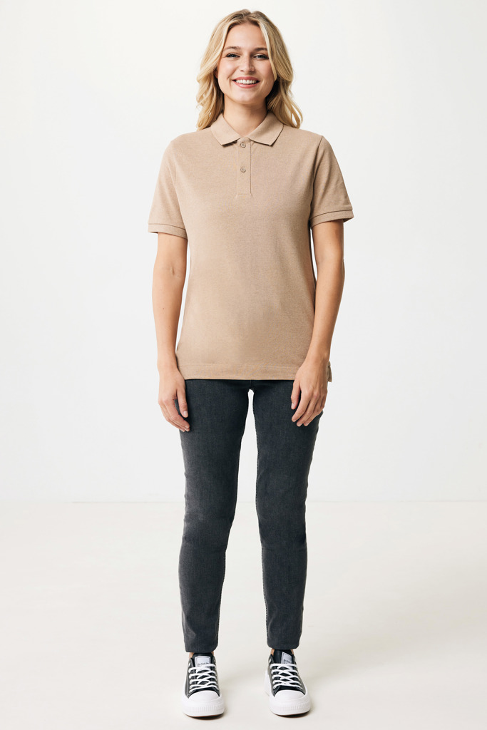Femme portant un polo beige et jean noir