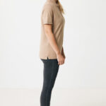 Personne portant polo beige et jean noir