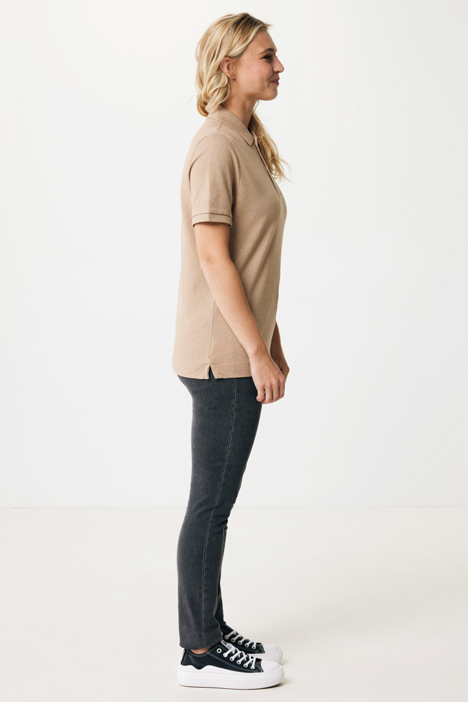 Personne portant polo beige et jean noir