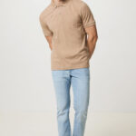 Homme portant polo beige et jean clair