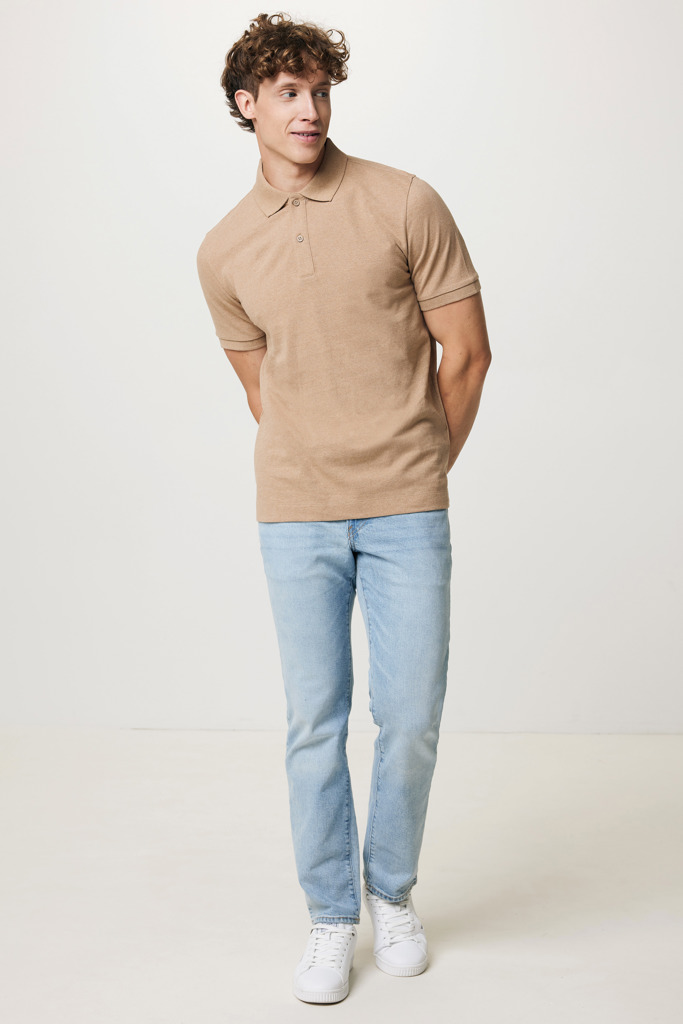 Homme portant polo beige et jean clair