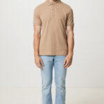 Homme portant polo beige et jean clair