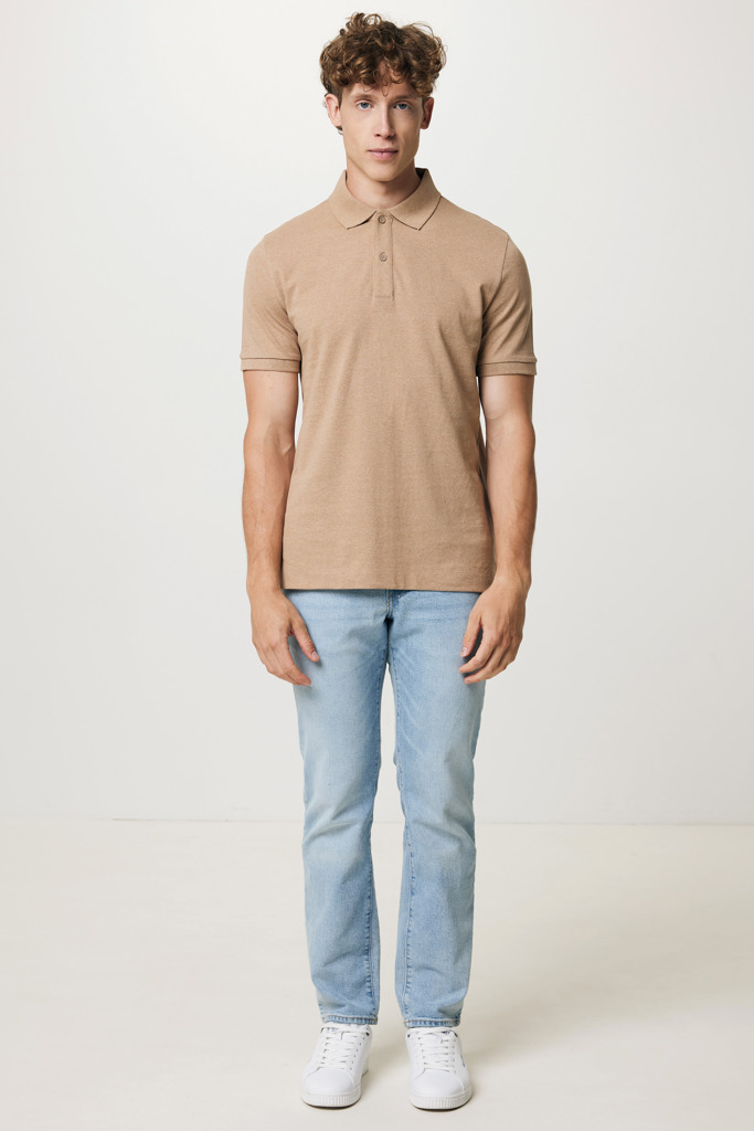 Homme portant polo beige et jean clair