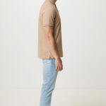 Homme portant polo beige et jean clair