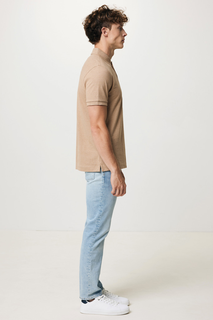 Homme portant polo beige et jean clair