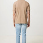 Homme portant polo beige et jean clair