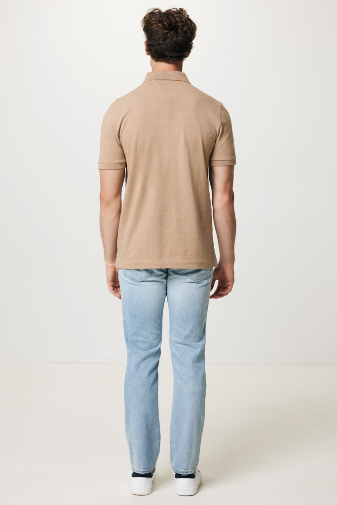 Homme portant polo beige et jean clair