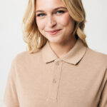 Femme souriante portant un polo beige