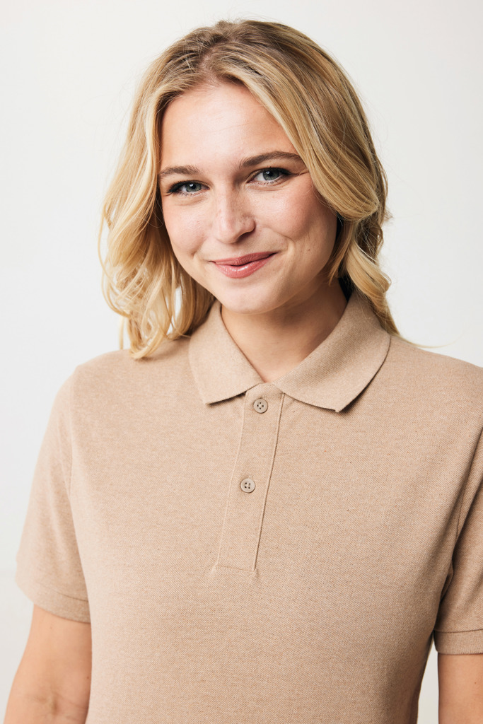 Femme souriante portant un polo beige