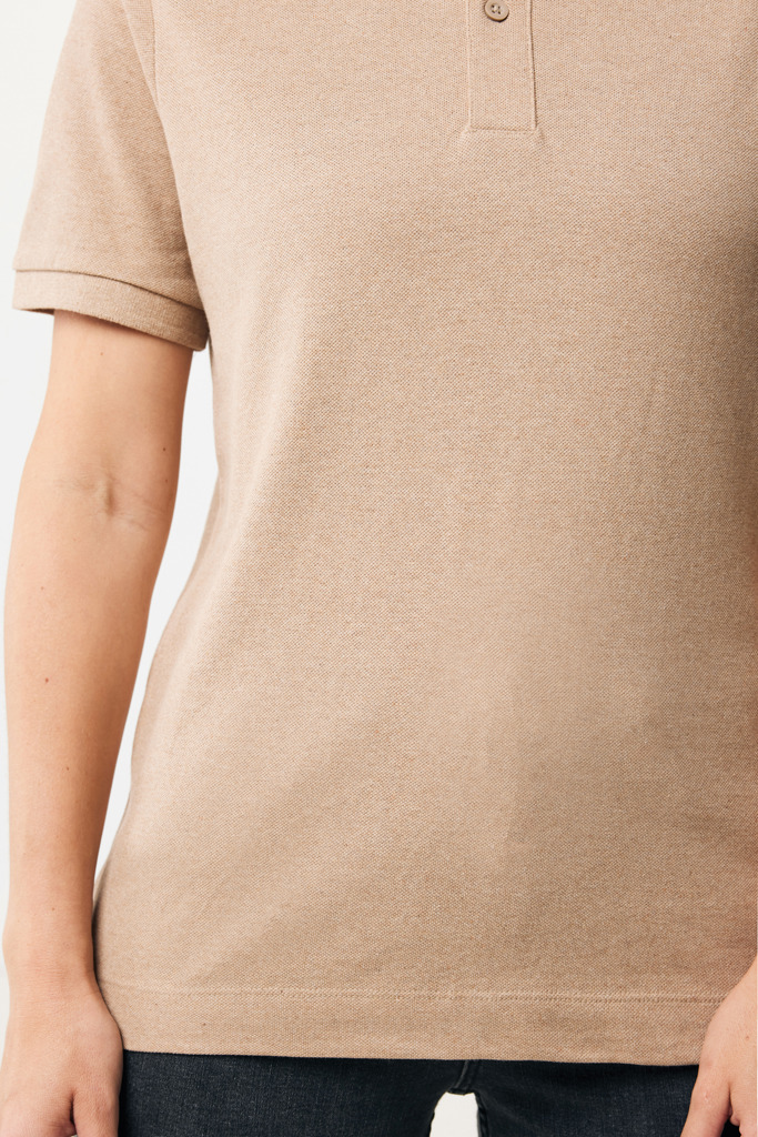 Polo beige à manches courtes porté par une personne