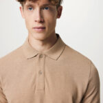 Homme portant un polo beige classique