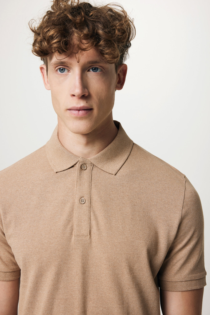 Homme portant un polo beige classique