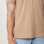 Homme portant polo beige et jean clair