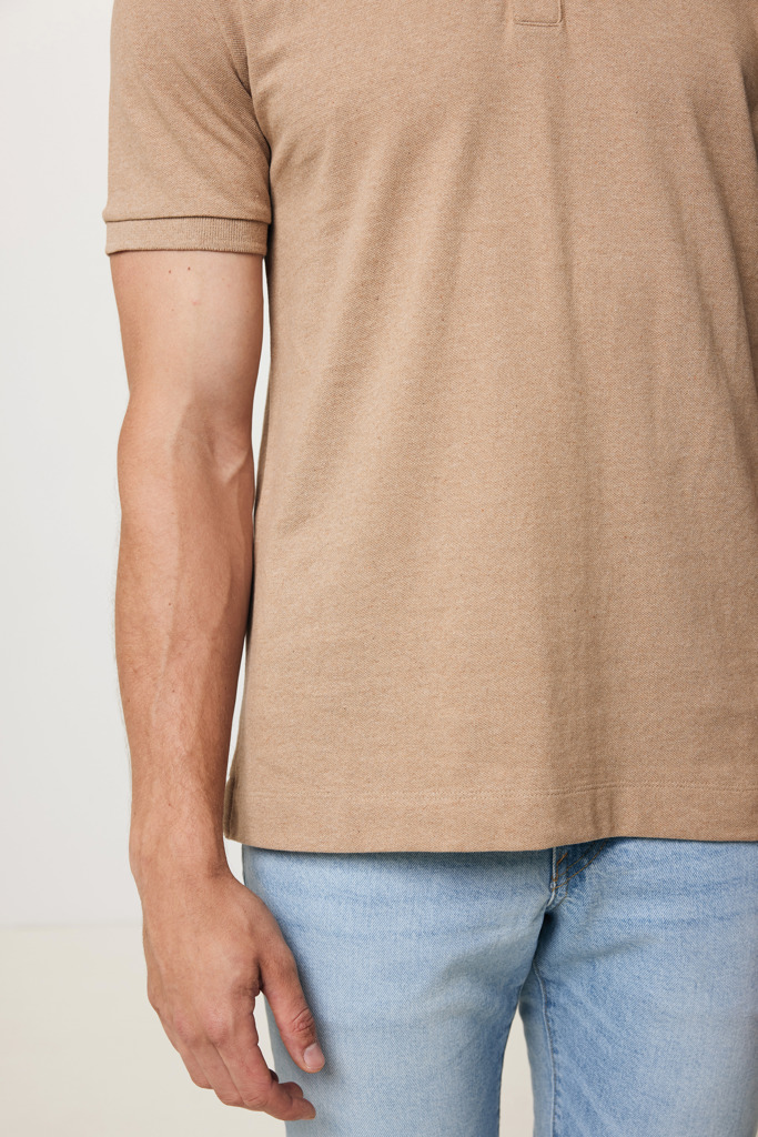 Homme portant polo beige et jean clair