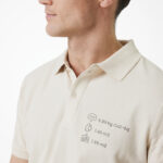 Homme portant un polo beige écologique.