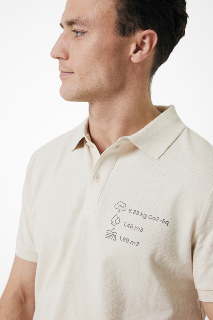 Homme portant un polo beige écologique.