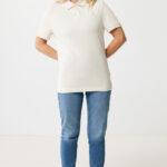 Femme portant polo beige et jean bleu